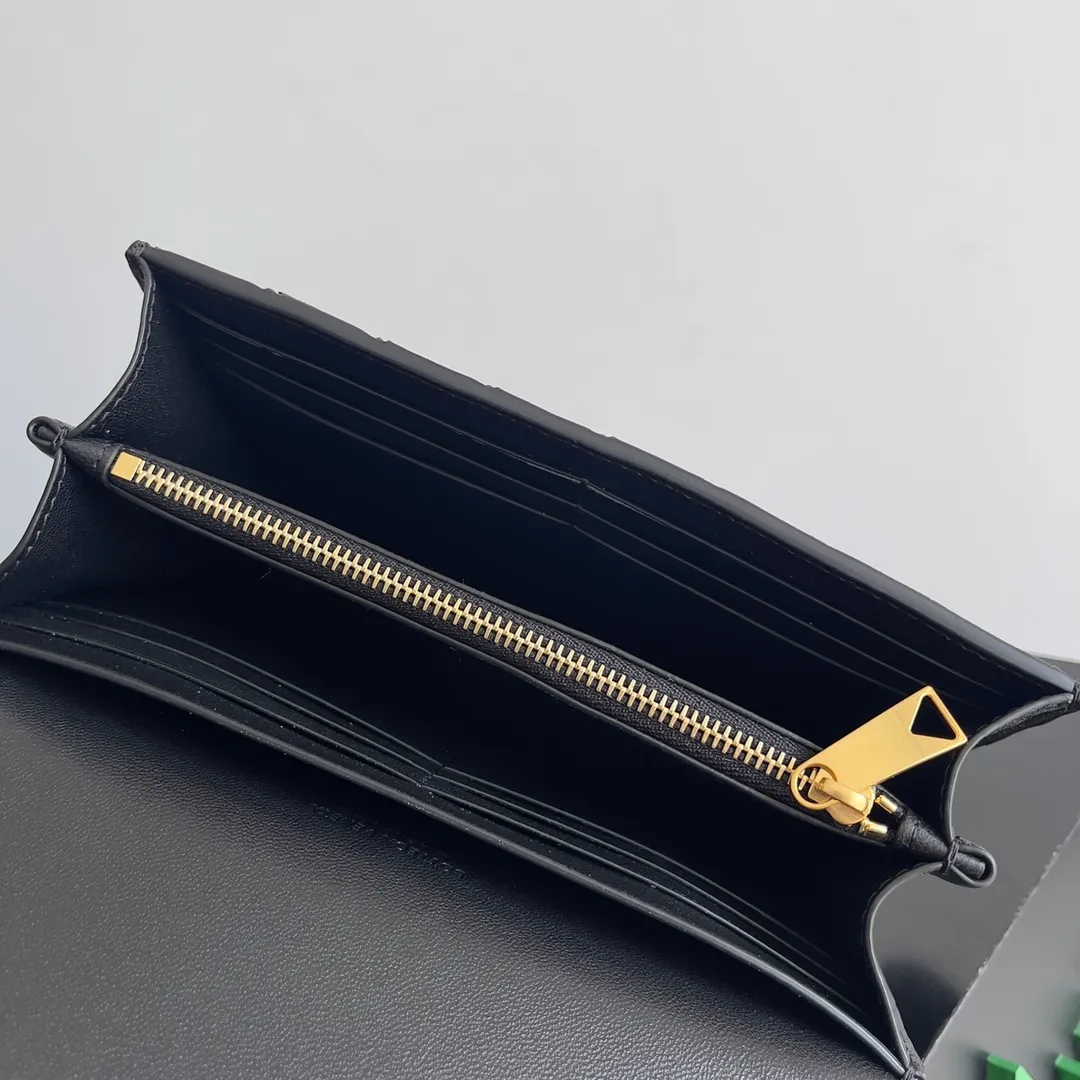 Batch 1160 BV Andiamo clutch wallet is super high-end🤎🤎How come the long clutch bag is so exquisite~ The braided style bag surface paired with all-copper hardware is really warm and high-end. The bag body is super light and can be grabbed easily! It can store a lot of small items and large mobile phones ~ very practical for daily use. Style number: 741504 Size: 19*11.5*3